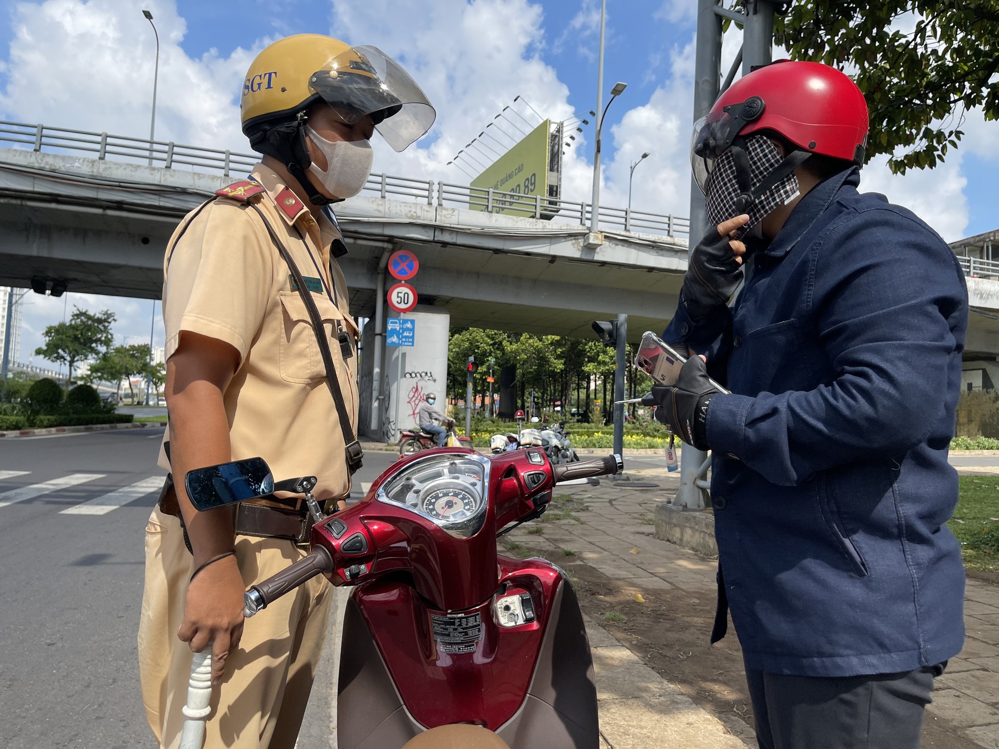 Lỗi vượt đèn đỏ phạt bao nhiêu trong trường hợp gây tai nạn CSGT xử phạt.