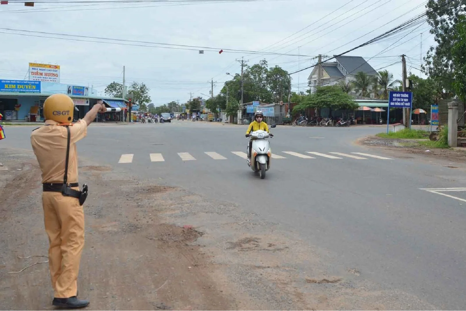Công an xử phạt lỗi vượt đèn đỏ.