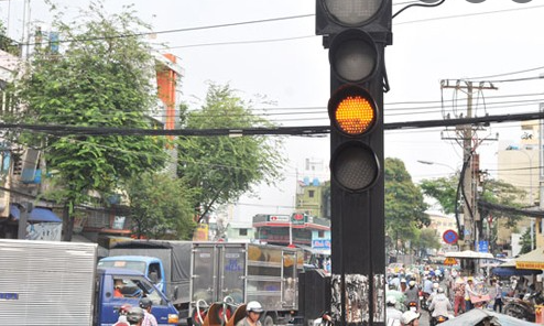 Lỗi ô tô vượt đèn đỏ phạt ra sao? Lỗi oto vượt đèn vàng.