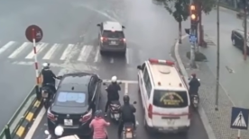 Nhường xe cứu thương vượt đèn đỏ xe máy có bị phạt hay không?