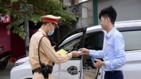 Lỗi vượt đèn đỏ ô tô phạt bao nhiêu tiền và có bị phạt tù không?