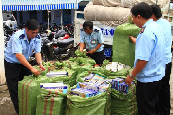 Tội buôn bán hàng giả.