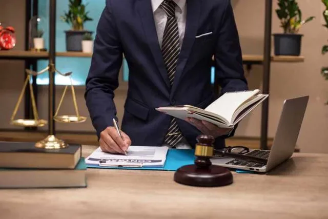 thuê luật sư hết bao nhiêu tiền