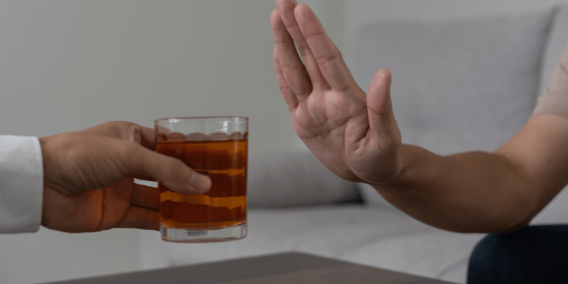Ép người khác uống rượu bia ngày Tết có phải là hành vi vi phạm pháp luật? Ép người khác uống rượu bia ngày Tết là hành vi vi phạm pháp luật.
