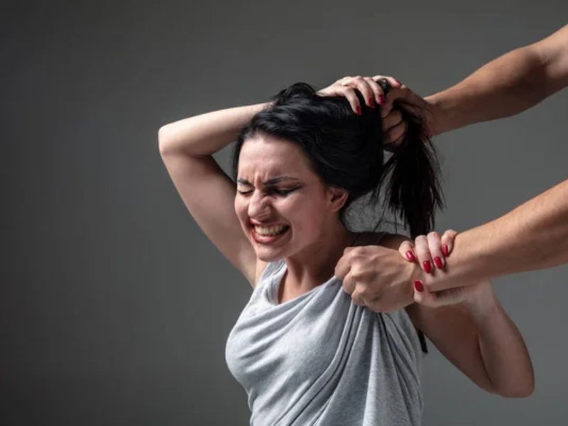 Vấn nạn bạo hành phụ nữ trong gia đình: Nỗi ám ảnh gieo rắc bao đau thương Bạo hành phụ nữ trong gia đình là hành vi vô đạo đức và vi phạm pháp luật