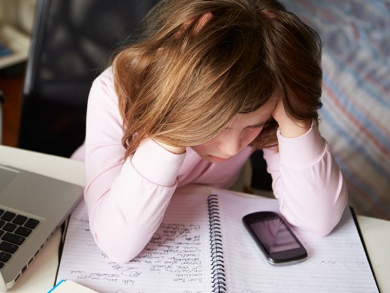 Hành vi bịa đặt nói xấu người khác có bị phạt tù không? Bịa đặt nói xấu người khác khiến nạn nhân rơi vào trạng thái lo âu, căng thẳng.