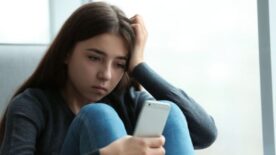 Hành vi xúc phạm người khác trên facebook rất đáng lên án.