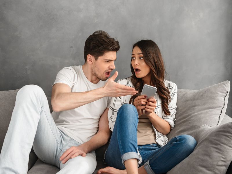 Hành vi xâm phạm thư tín điện thoại điện tín có bị đi tù không? Xâm phạm thư tín điện thoại điện tín.