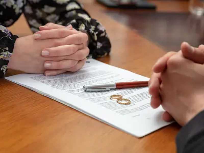 Vợ ngoại tình đòi ly hôn thì chồng phải xử lý sao? Bạn cần có sự cân nhắc kỹ trước khi đưa ra quyết định cuối cùng.