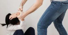 Chồng ngoại tình về đánh vợ là hành vi vô đạo đức và vi phạm pháp luật.