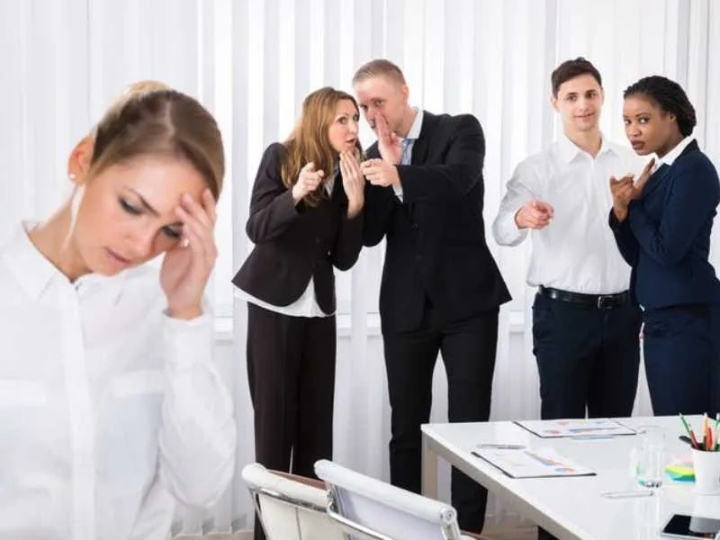 Phỉ báng danh dự người khác gây nên những nỗi ám ảnh mặc cảm, tự ti cho nạn nhân.