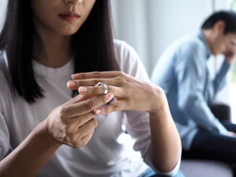 Vợ ngoại tình đòi ly hôn thì chồng phải xử lý sao? Vợ ngoại tình đòi ly hôn.