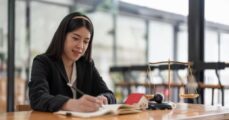 Chi phí thuê luật sư khởi kiện phụ thuộc vào nhiều yếu tố.