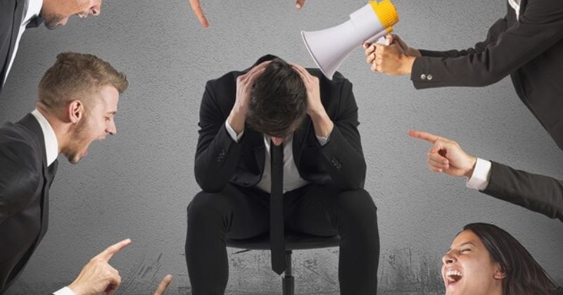 Hành vi chửi bới người khác có bị đi tù không? Chửi bới người khác là hành vi vi phạm pháp luật.