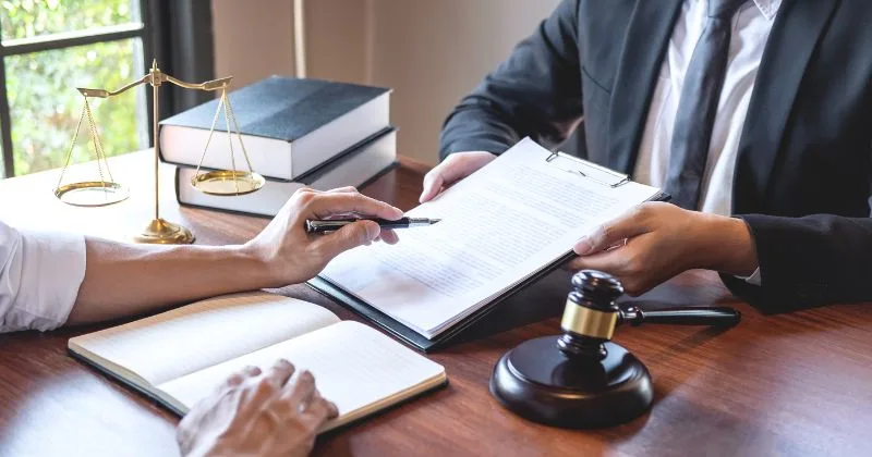 Bạn hãy tìm đến những luật sư uy tín và có tâm để được hỗ trợ.