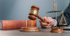 Luật sư sẽ giúp bạn giải quyết các tình huống và bảo vệ quyền lợi hợp pháp của bạn theo quy định của pháp luật.