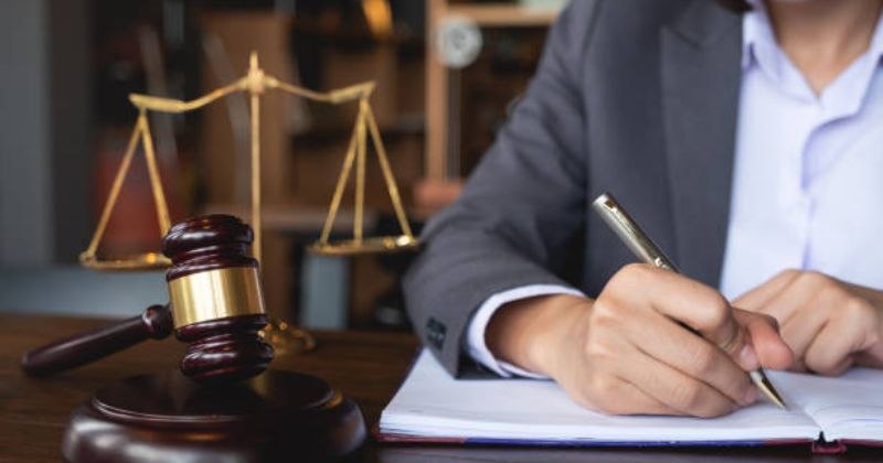 Luật sư bào chữa cho người có tiền án tiền sự không? Mọi công dân đều có quyền được bảo vệ quyền và lợi ích hợp pháp của mình, bất kể quá khứ ra sao.