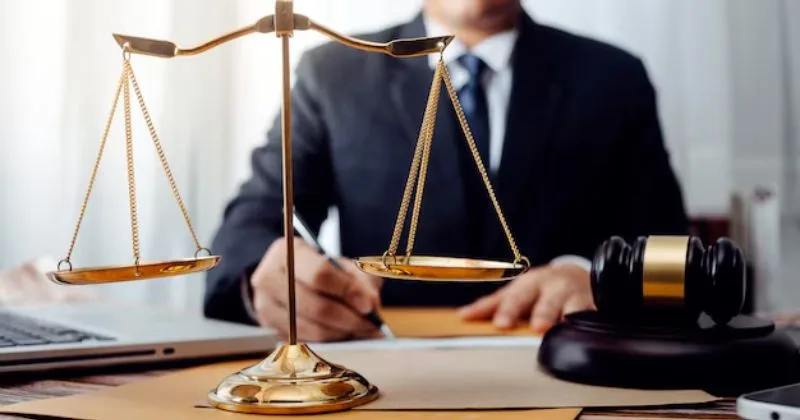 Có nên thuê luật sư bào chữa không?