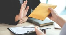 Tội nhận hối lộ cấu thành khi nào?