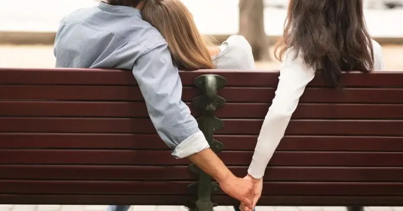 Ngoại tình là gì?