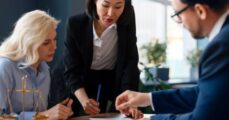 Xúc phạm uy tín của tổ chức là gì