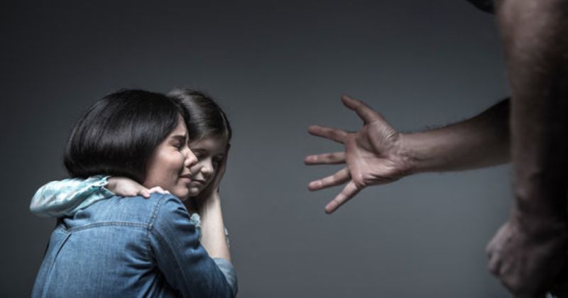 Bạo hành dẫn đến chết người bị xử phạt bao nhiêu năm tù? Bạo hành dẫn đến chết người có bị truy cứu tội giết người không?