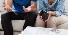 Bạo hành kinh tế là gì?