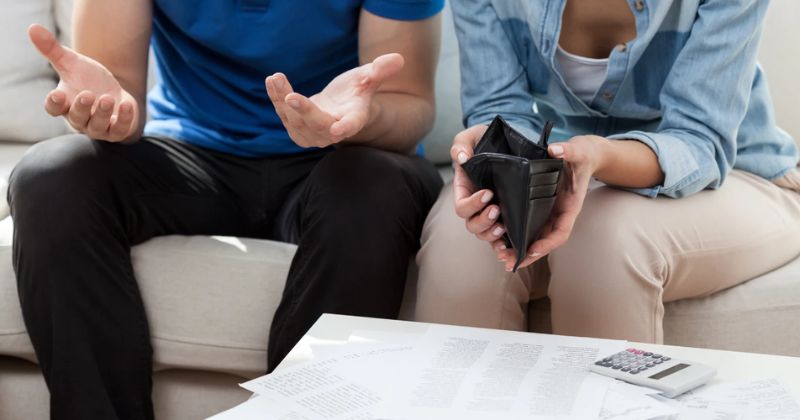 Bạo hành kinh tế là gì? Biểu hiện của bạo hành kinh tế.
