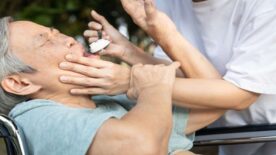 Bạo hành mẹ già có phạt tù không?
