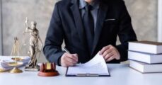 Chiếm đoạt tài sản và lừa đảo phạt tù bao nhiêu năm?