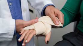Truy cứu trách nhiệm hình sự hành vi cố ý gây thương tích.