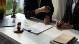 Người thi hành công vụ là ai?