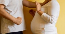 Bạo hành phụ nữ mang thai có truy cứu trách nhiệm hình sự không?