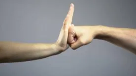 Bạo hành người khác là gì?