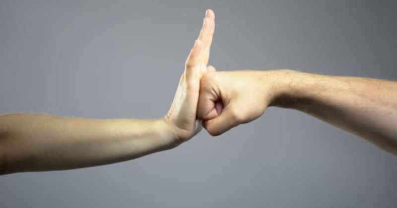 Bạo hành người khác xử phạt như thế nào? Bạo hành người khác là gì?