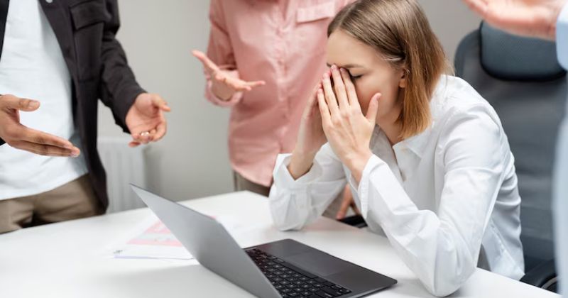Bị bạo hành nơi công sở thì phải làm sao? Bạo hành nơi công sở là gì?