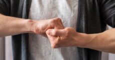 Cố ý gây thương tích có tính chất côn đồ là gì?