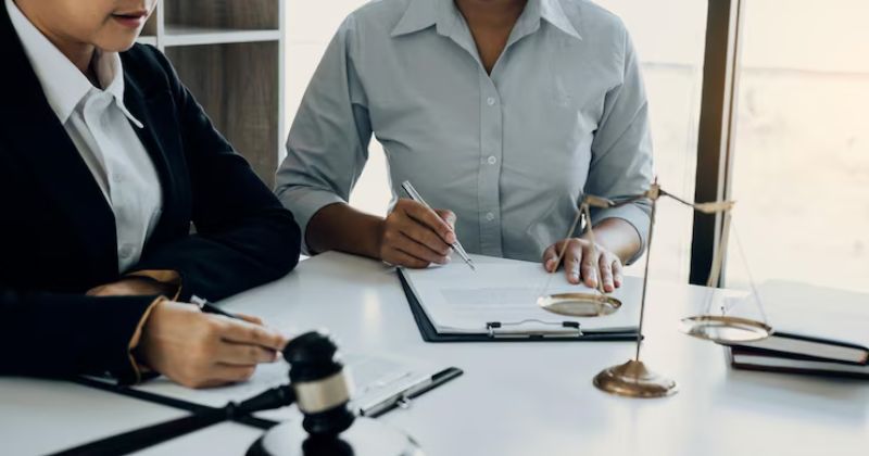 Bị bạo hành nơi công sở thì phải làm sao? Tham vấn luật sư sẽ giúp bạn có chiến lược xử lý phù hợp, hạn chế rủi ro pháp lý.