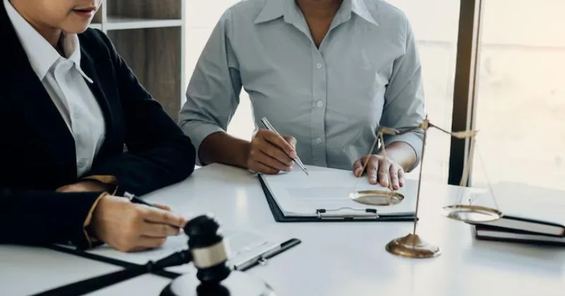 Bị bạo hành nơi công sở thì phải làm sao? Tham vấn luật sư sẽ giúp bạn có chiến lược xử lý phù hợp, hạn chế rủi ro pháp lý.