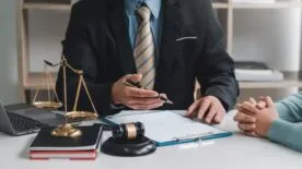 Tư vấn pháp lý tại Văn phòng luật sư tố tụng.