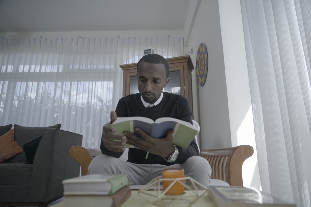 Gia đình thảo luận phân chia di sản với luật sư