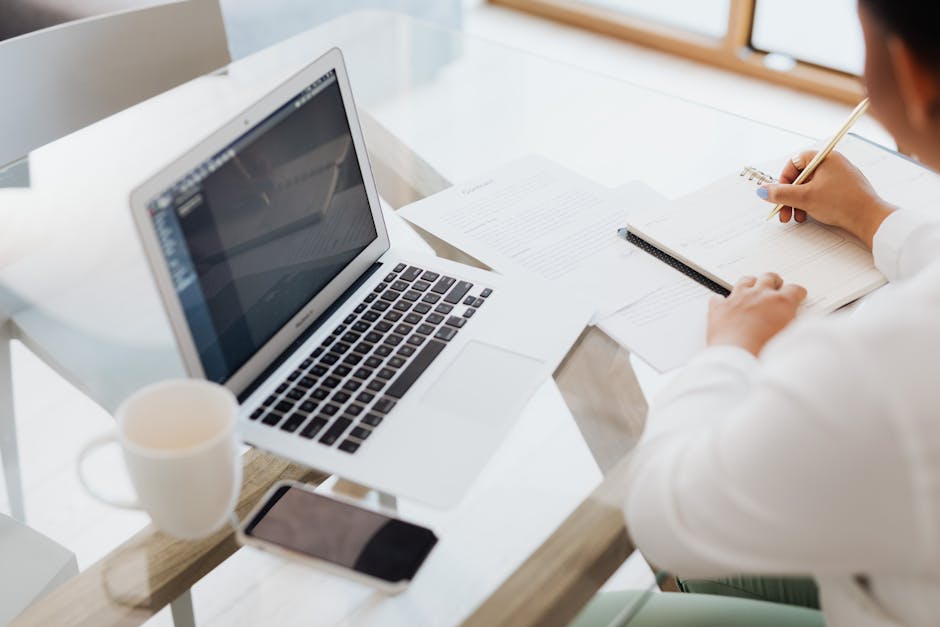 Người lao động làm việc từ xa với hợp đồng pháp lý