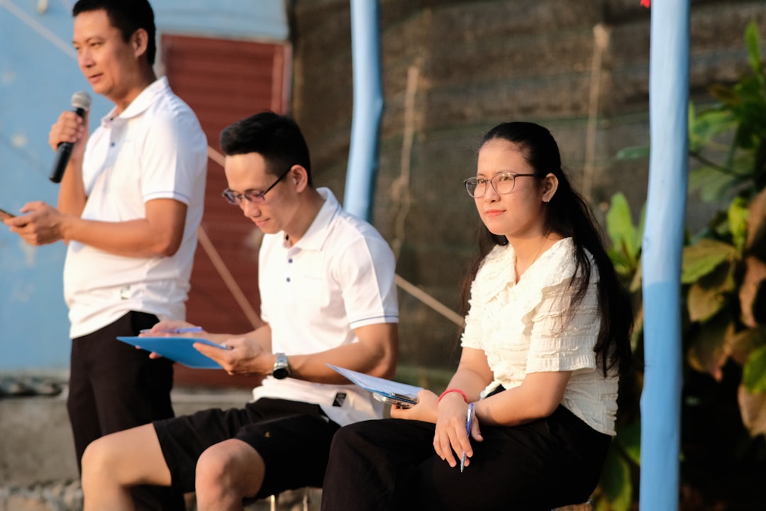 Người thuê nhà và luật sư xem xét hợp đồng thuê nhà