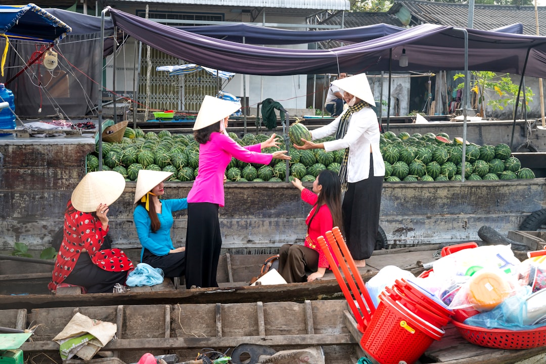 So sánh lãi suất vay tiền online hợp pháp và cắt cổ So sánh lãi suất vay tiền online hợp pháp và cắt cổ