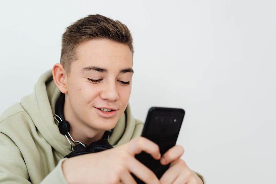 Người dùng chơi minigame online với các văn bản pháp luật