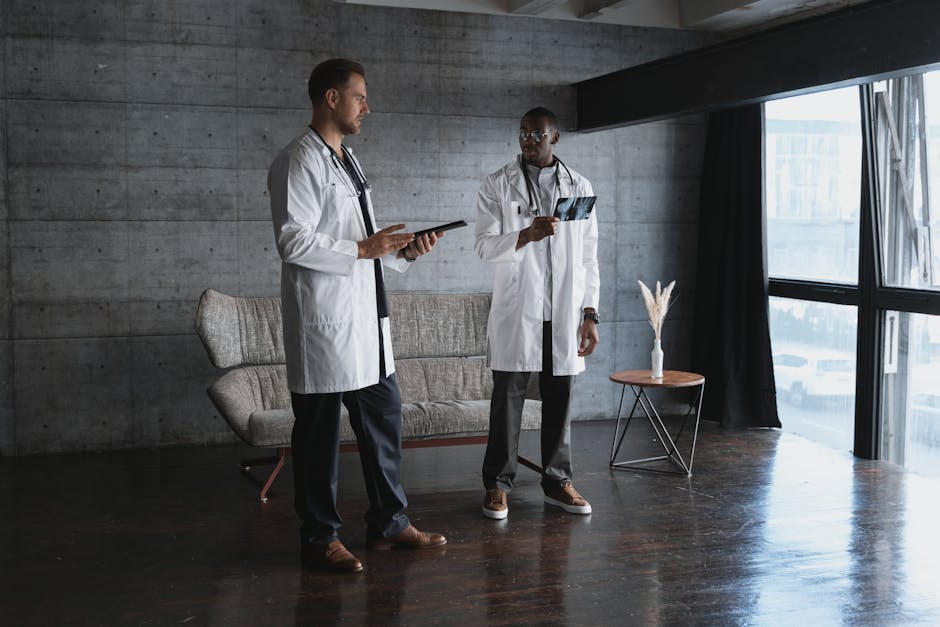 Bệnh nhân trao đổi với bác sĩ về quyền lợi khám chữa bệnh Bệnh nhân trao đổi với bác sĩ về quyền lợi khám chữa bệnh