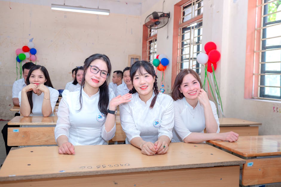 Học sinh tìm kiếm sự hỗ trợ từ giáo viên Học sinh tìm kiếm sự hỗ trợ từ giáo viên