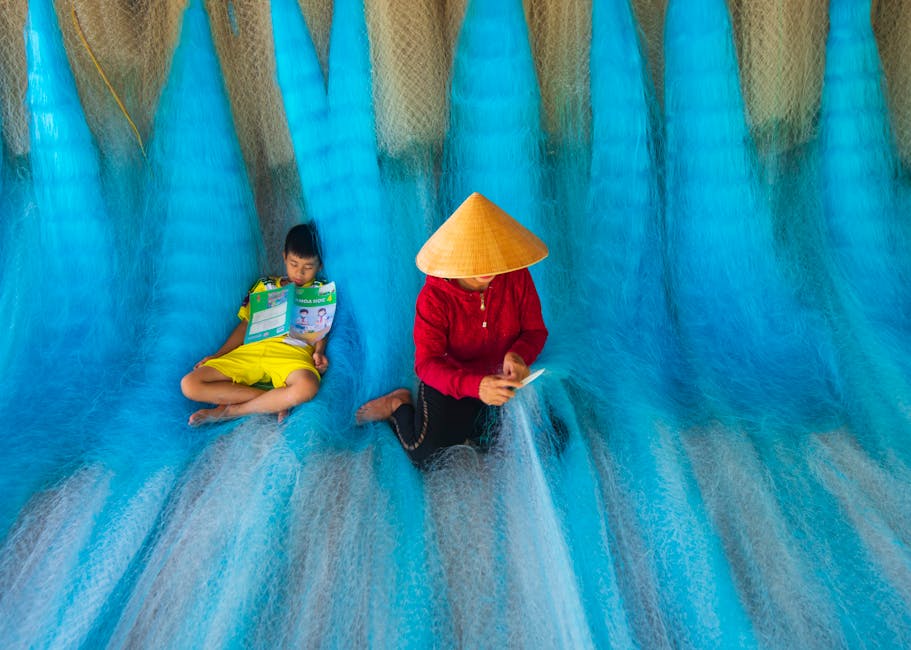 Người lao động đọc kỹ văn bản chấm dứt hợp đồng