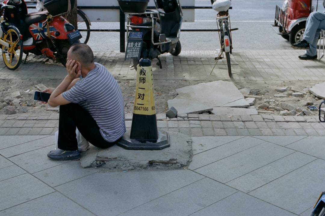 Người lao động xem xét quyết định sa thải trái pháp luật