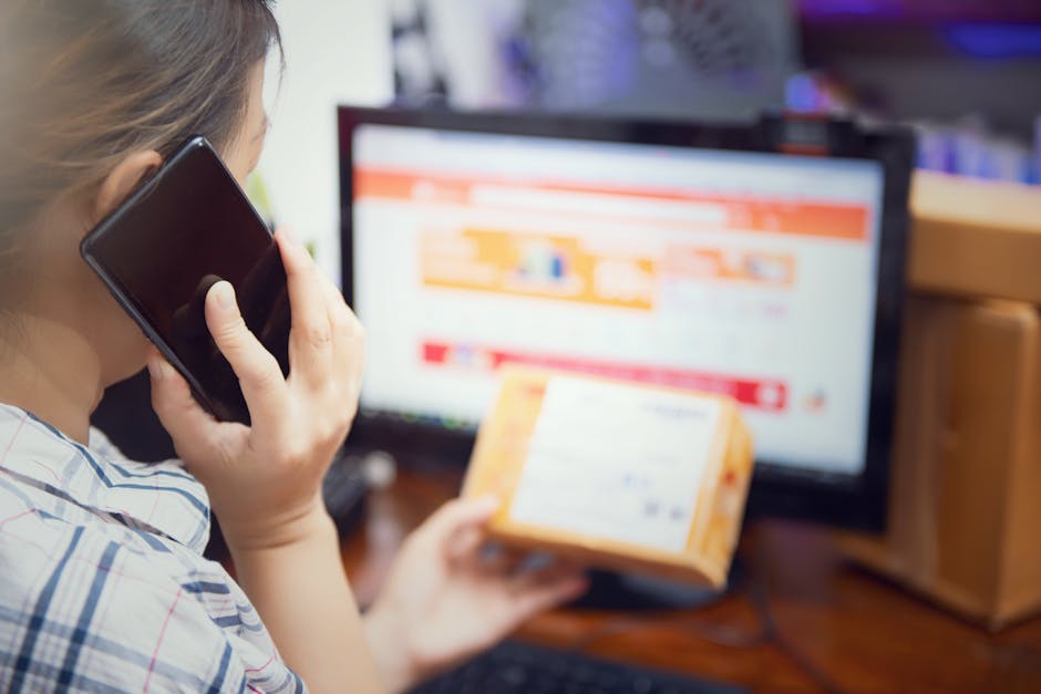 Người tiêu dùng đang đọc kỹ các điều khoản và chính sách trên màn hình điện thoại/máy tính